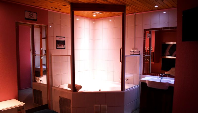 Jacuzzi junto a la cama, con luz cálida