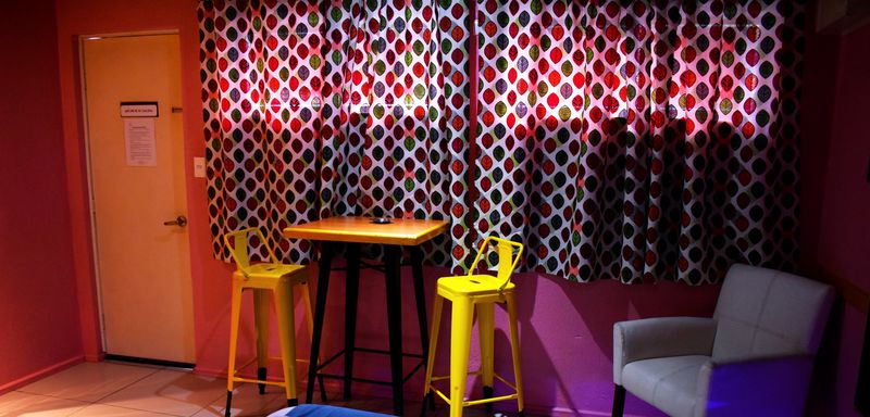 Mesa alta con pisos amarillos y un sillón