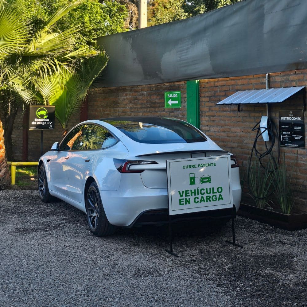 Carga tu vehículo eléctrico con total privacidad mientras disfrutas 
